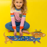 Puslespil Kæledyr. 20 brikker, barn leger med farverigt gravhund puslespil på gul baggrund.