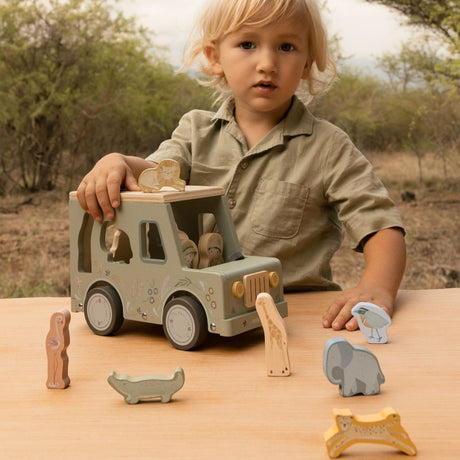 dreng leger udendørs med grøn safaribil og puttekasse i én, med figurer, dyr og huller til at putte dem ind i til børn fra 18 måneder og op, Little Dutch.