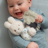 Rangle til baby | Kanin blå - Sødt billede af baby, der leger med en Miffy kanin rangle.