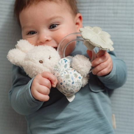 Rangle til baby | Kanin blå - Sødt billede af baby, der leger med en Miffy kanin rangle.