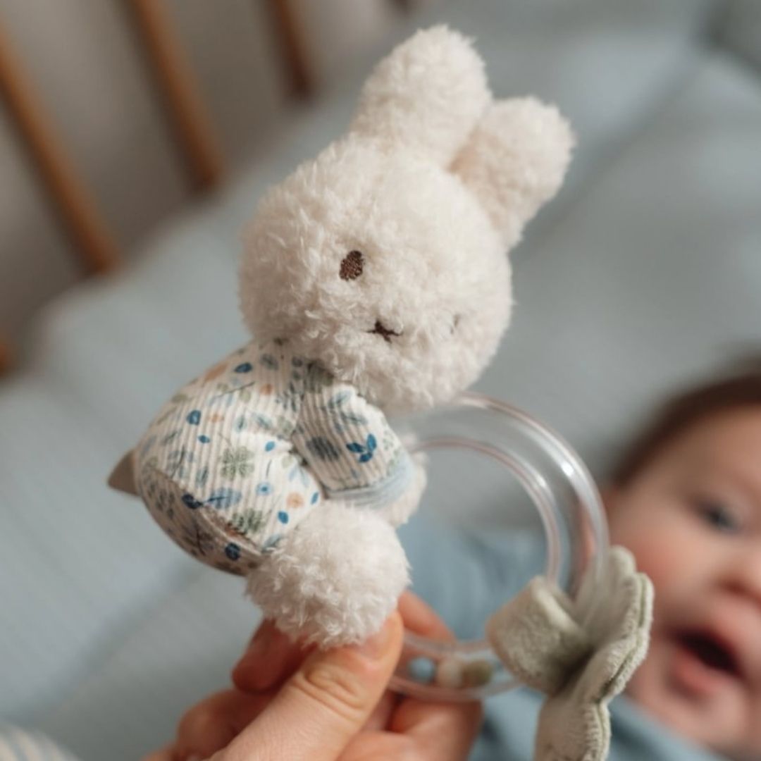 Ring rangle til baby med hvid kanin og blå detaljer - Sødt billede af baby, der leger med Miffy ranglen.