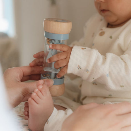 baby sidder med blå regnmager, godt sanselegetøj fra Little Dutch fås hos Nordic Simply