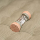 Regnmager grøn trælegetøj med rislende perler til babys sanser og nysgerrighed.