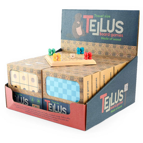 Display med små brætspil i træ, gode rejsespil, fås i 3 på stribe, ludo, kinaskak og skak