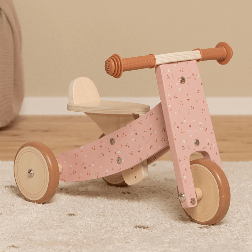 Trehjulet rosa balancecykel i træ til børn fra 18 måneder fra Little Dutch, fås hos Nordic Simply