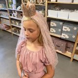 Pige i rosa kjole med rosa krone med slør og tryllestav i hånden fra Mimi & Lula, fås hos Nordic Simply