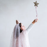Pige med rosa krone med hvidt slør i tyl og tryllestav fra Mimi & Lula, perfekt til udklædning og rolleleg
