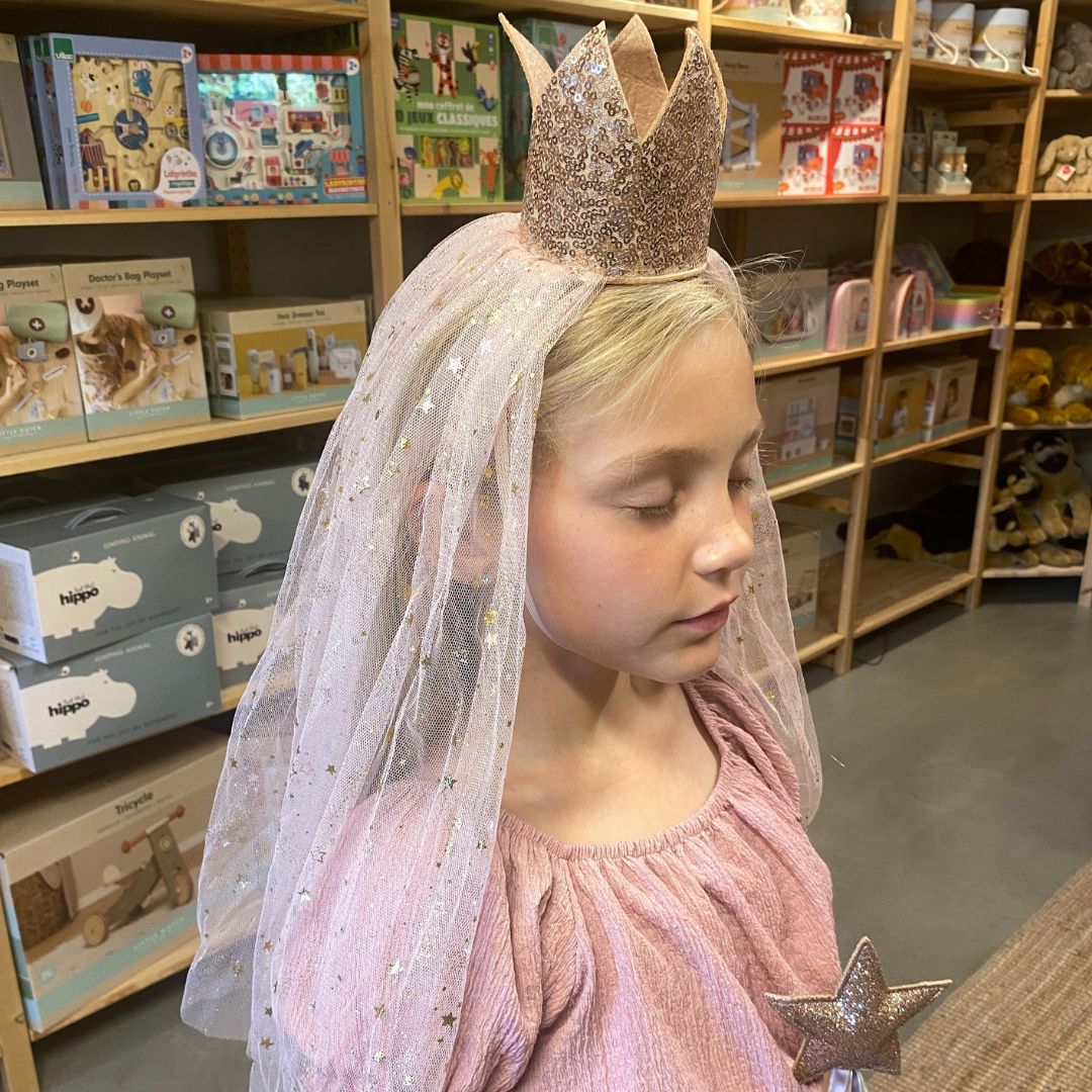 Pige i rosa bluse lukker øjnene og står med rosa krone med slør og tryllestav i hånden fra Mimi & Lula, fås hos Nordic Simply