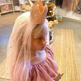 Pige i rosa bluse med rosa krone med slør og tryllestav i hånden fra Mimi & Lula, fås hos Nordic Simply