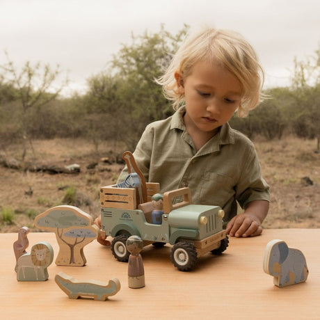 barn leger ude med safaribil  træ, grøn med figurer og dyr, perfekt til rolle-og fantasileg for børn. Little Dutch Safari kollektion.