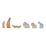 safaridyr, der følger med grøn safaribil  i træ, med figurer, flamingo, giraf, krokodille, elefant, løve og zebra, perfekt til rolle-og fantasileg. Little Dutch Safari kollektion.
