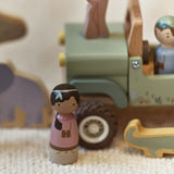 figur der følger med safaribil med figurer og dyr, perfekt til rolle-og fantasileg for børn. Little Dutch Safari kollektion.