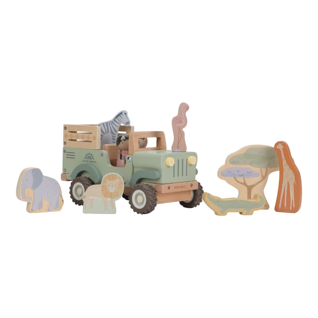 grøn safaribil  i træ, med figurer og safaridyr, set på hvid baggrund, perfekt til rolle-og fantasileg. Little Dutch Safari kollektion.