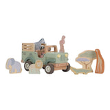 grøn safaribil  i træ, med figurer og safaridyr, set på hvid baggrund, perfekt til rolle-og fantasileg. Little Dutch Safari kollektion.