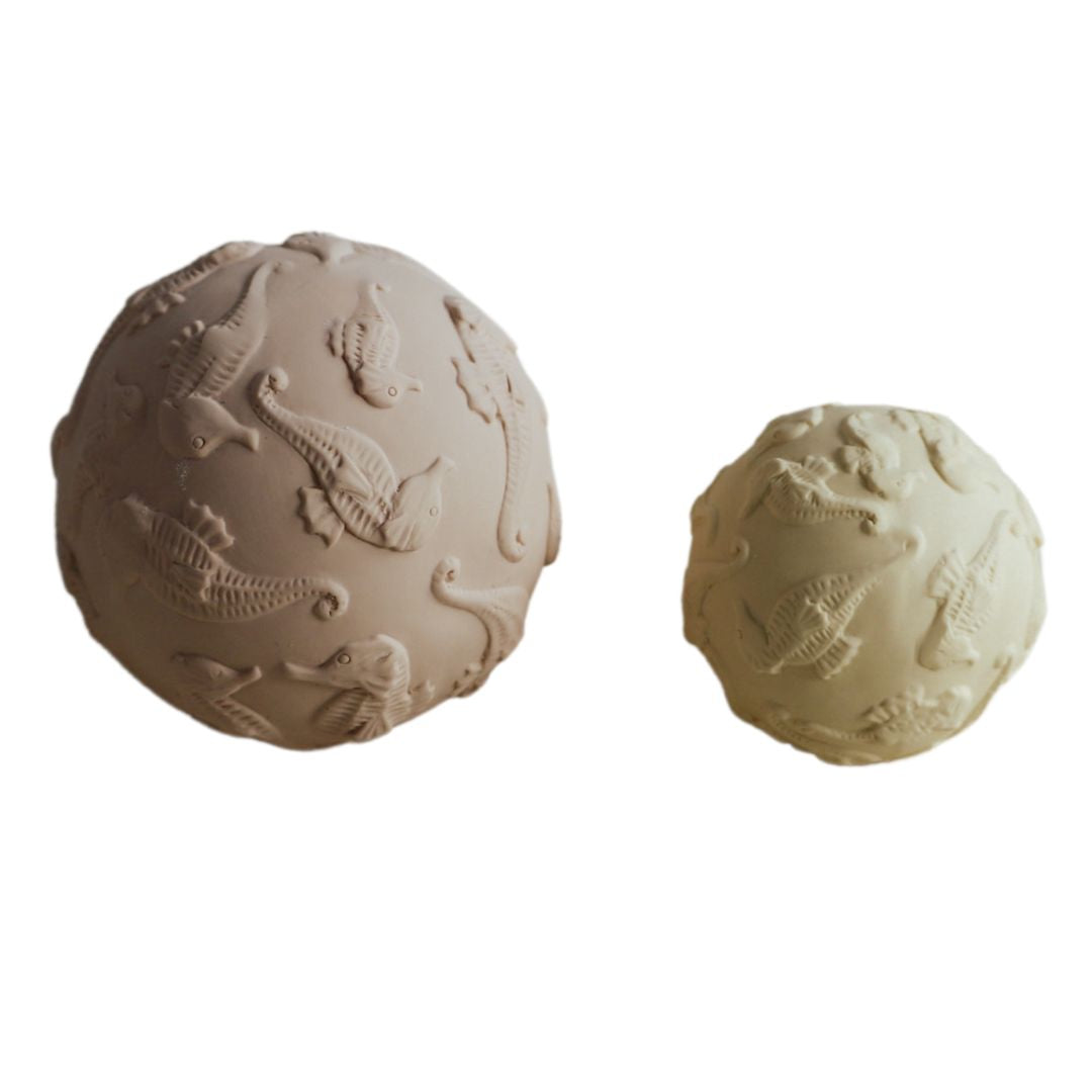 2 sand-farvede sansebolde, 1 stor og 1 lille med skildpaddemønster til sanseleg for baby, fra Natruba fås hos Nordic Simply