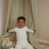 Dreng i legekrog omkranset af sengehimmel i farven sage, perfekt til at indrette en hyggekrog, et læsehjørne eller hænge over sengen