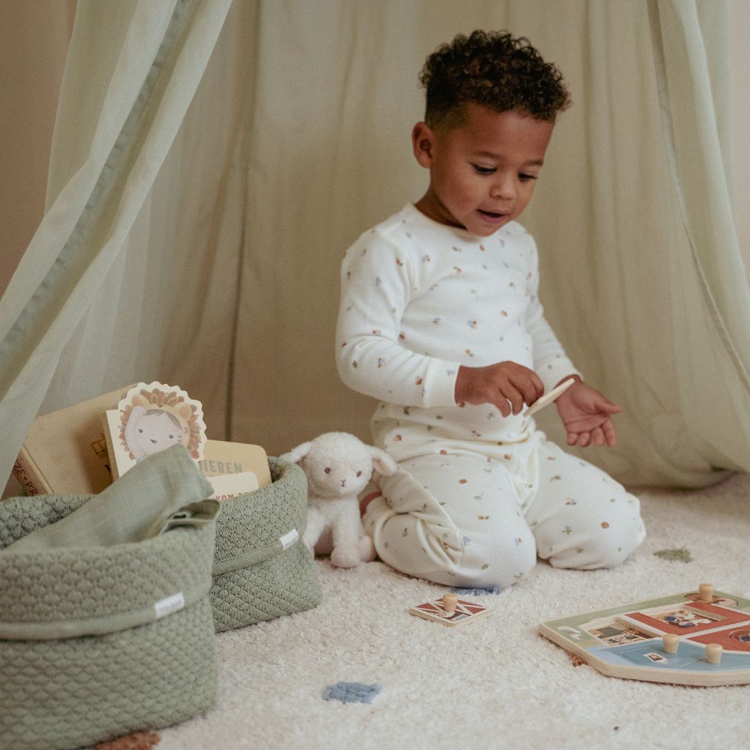 Dreng leger omkranset af sengehimmel i farven sage, perfekt til at indrette en hyggekrog, et læsehjørne eller hænge over sengen. 