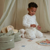 Dreng leger omkranset af sengehimmel i farven sage, perfekt til at indrette en hyggekrog, et læsehjørne eller hænge over sengen. 