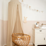 Sengehimmel Beige, set over vugge i børneværelse, Indret og skab hygge med smuk beige himmel fra Little Dutch