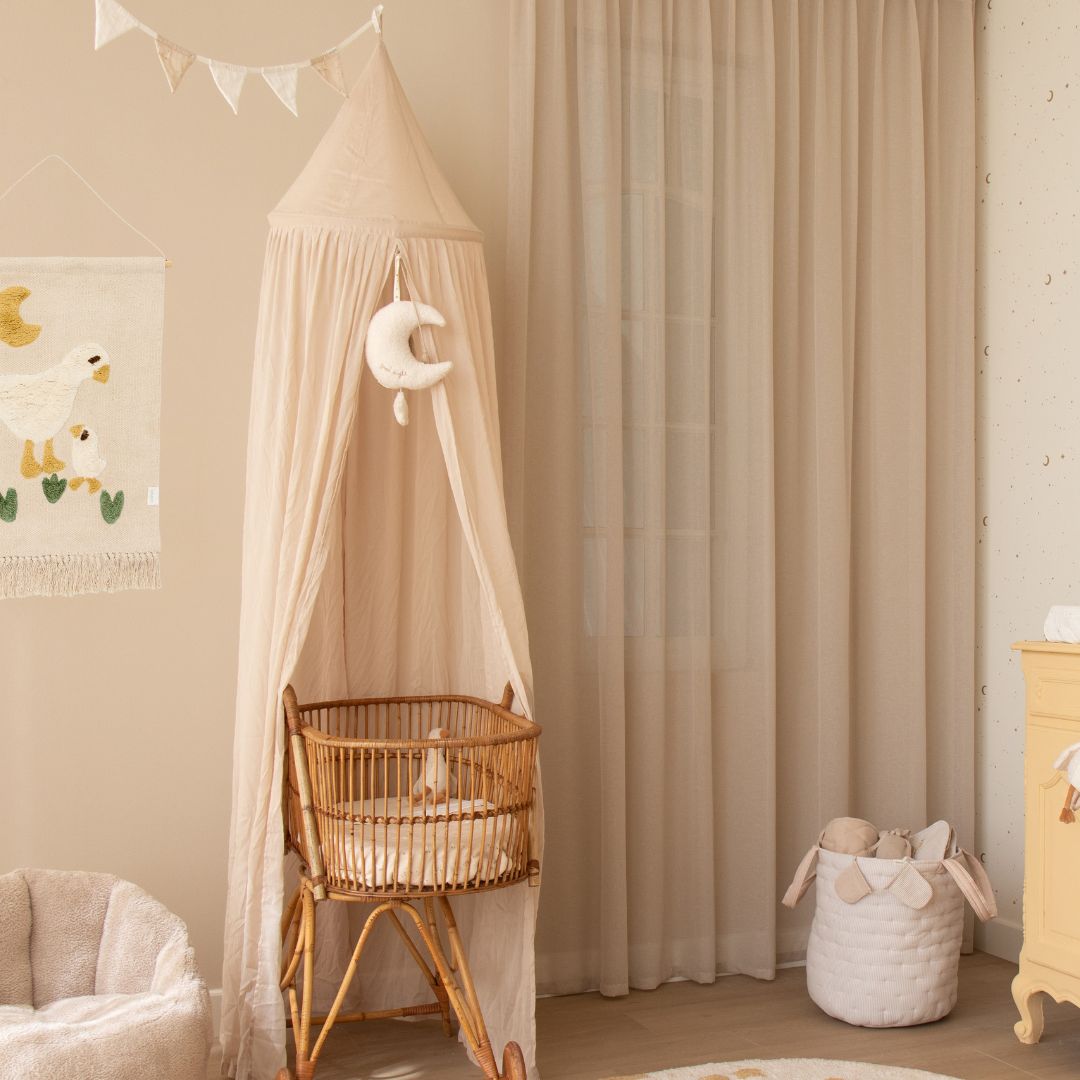 Sengehimmel Beige, set over vugge, Indret børneværelset og skab hygge med smuk beige himmel fra Little Dutch