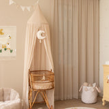 Sengehimmel Beige, set over vugge, Indret børneværelset og skab hygge med smuk beige himmel fra Little Dutch