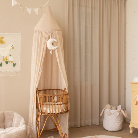 Sengehimmel Beige, set over vugge, Indret børneværelset og skab hygge med smuk beige himmel fra Little Dutch