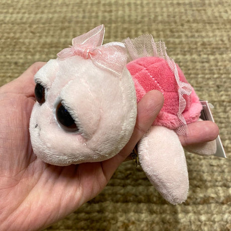Skildpadde bamse rosa⏐ fantasidyr: Lille, blød skildpadde med stort hoved og pink tylskørt, perfekt til leg.