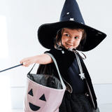 slikspand til halloween i rosa stof med hank, der glitrer og ansigt fra mimi & lula hos nordicsimply