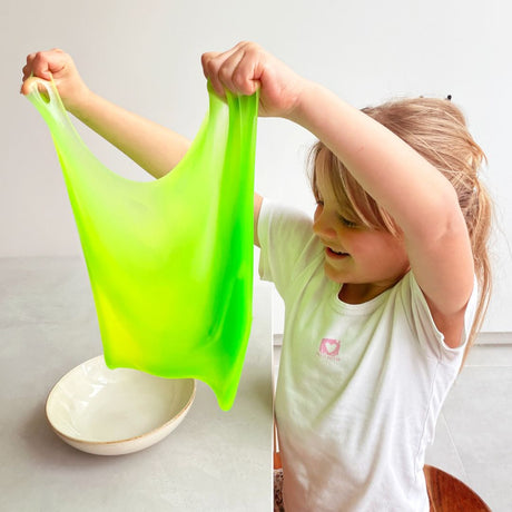 Pige holder neon slim, fra Tuban, gul og grøn