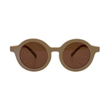 runde børnesolbriller i farven khaki sand, med UV400 beskyttelse.