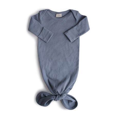 Blå baby sovedragt med lange ærmer og knude forneden, så det er let at skifte ble, når baby sover, fra Mushie. Økologisk bomuld.