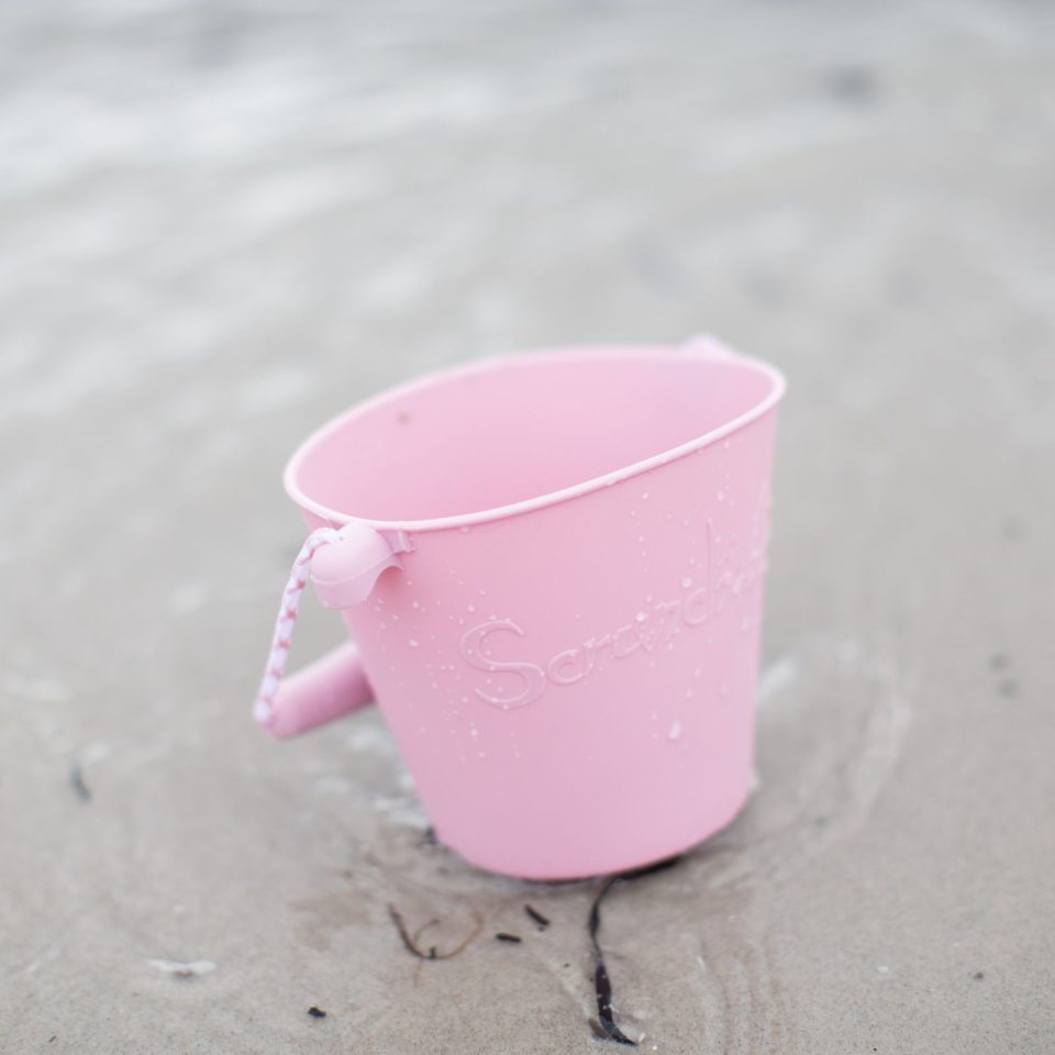 Rosa spand i silikone fra Scrunch, står på sand, kan foldes, god til ferie og rejser 