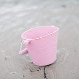 Rosa spand i silikone fra Scrunch, står på sand, kan foldes, god til ferie og rejser 