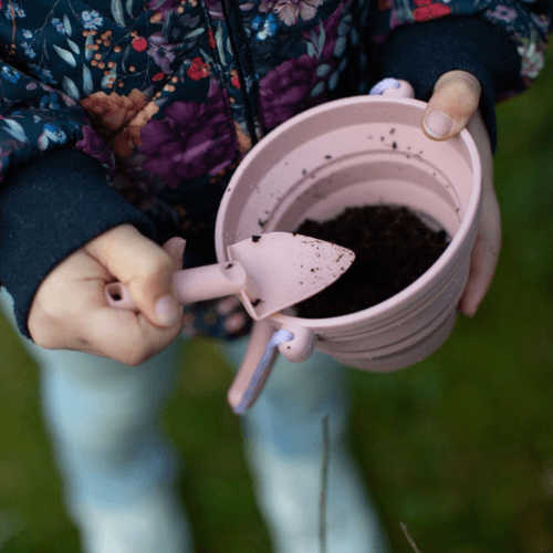 lille spand og skovl i rosa til børn fra scrunch hos nordicsimply