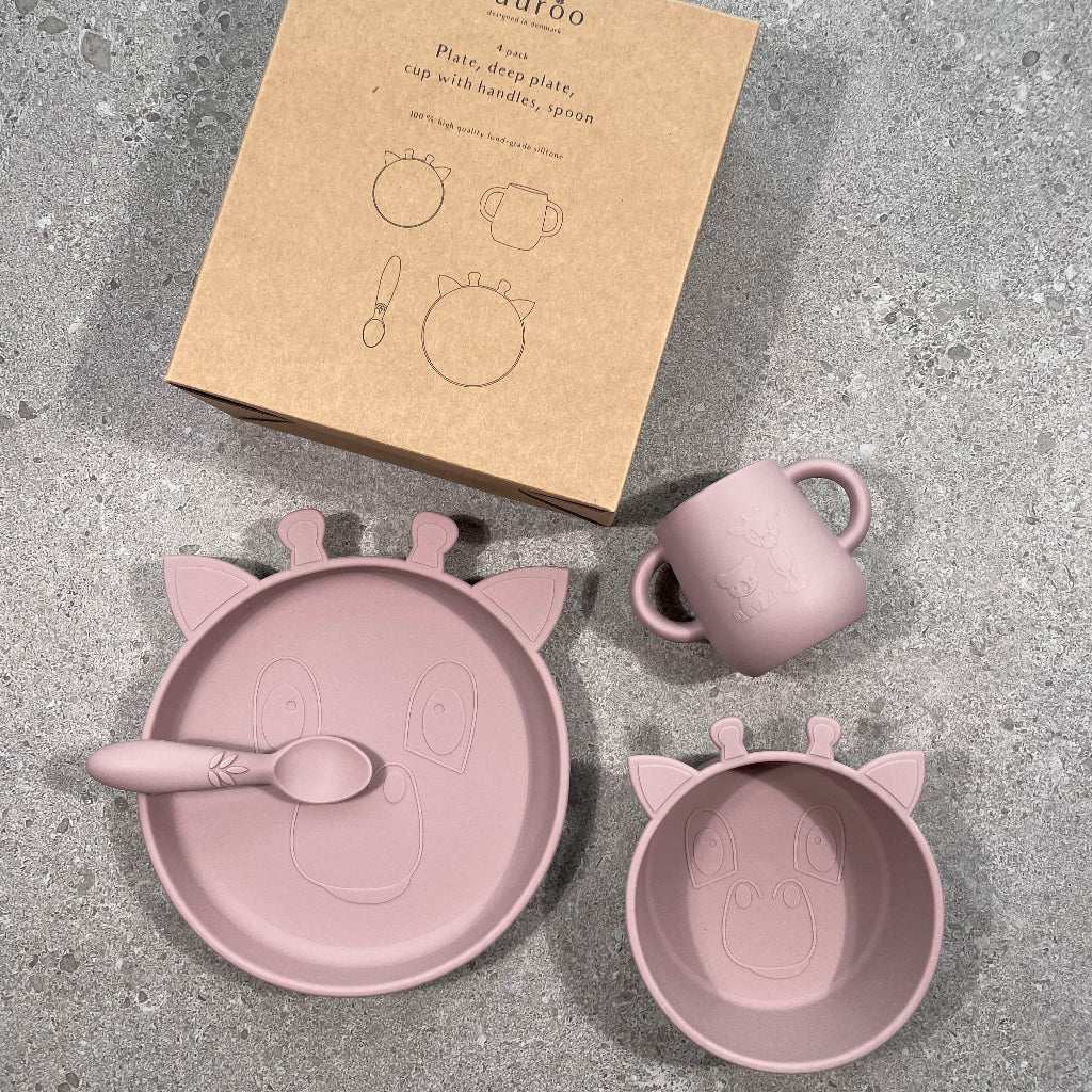 spisesæt til baby med fire dele, rosa, tallerken, dyb tallerken, kop og ske, med form som giraf, fødevaregodkendt silikone. 