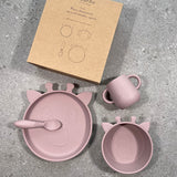 spisesæt til baby med fire dele, rosa, tallerken, dyb tallerken, kop og ske, med form som giraf, fødevaregodkendt silikone. 