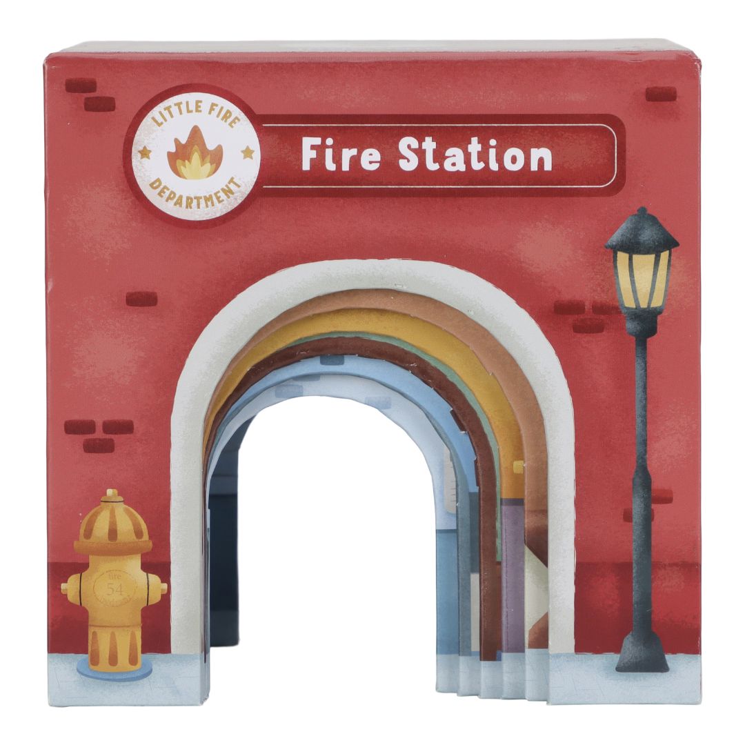 Stor stablekasse med illustration af brandstation stablet ovenpå de fem andre stabelkasser, der følger med. Skab en verden af leg og fantasi med stabelkasser fra Little Dutch.