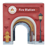 Stor stablekasse med illustration af brandstation stablet ovenpå de fem andre stabelkasser, der følger med. Skab en verden af leg og fantasi med stabelkasser fra Little Dutch.