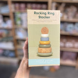 Æske med stabeltårn med 6 stabelringe i lys blå, grøn beige farver med bondegårdstema set hos Nordic Simply.