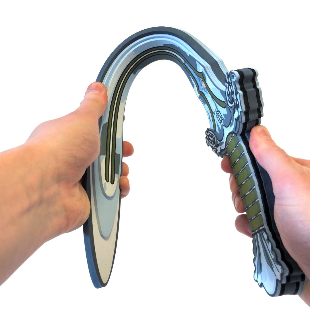 Dragesværd Fantasy, grøn legesværd i fleksibelt EVA skum her set bukket, fra LionTouch. Find legetøjssværd hos Nordic Simply