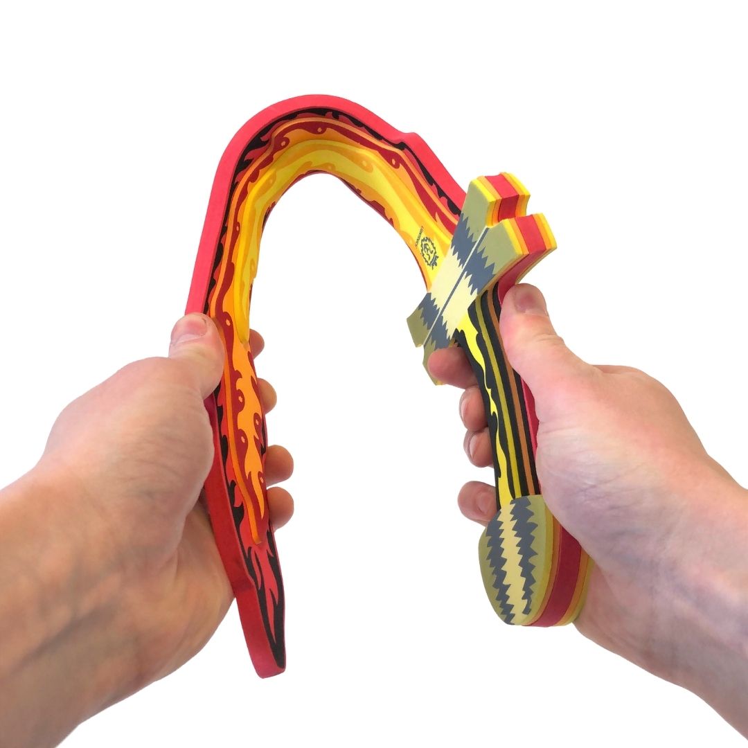 legesværd med flammer. Skum legetøjssværd til barn, set bukket. Til rolleleg og udklædning fra LionTouch hos Nordic Simply