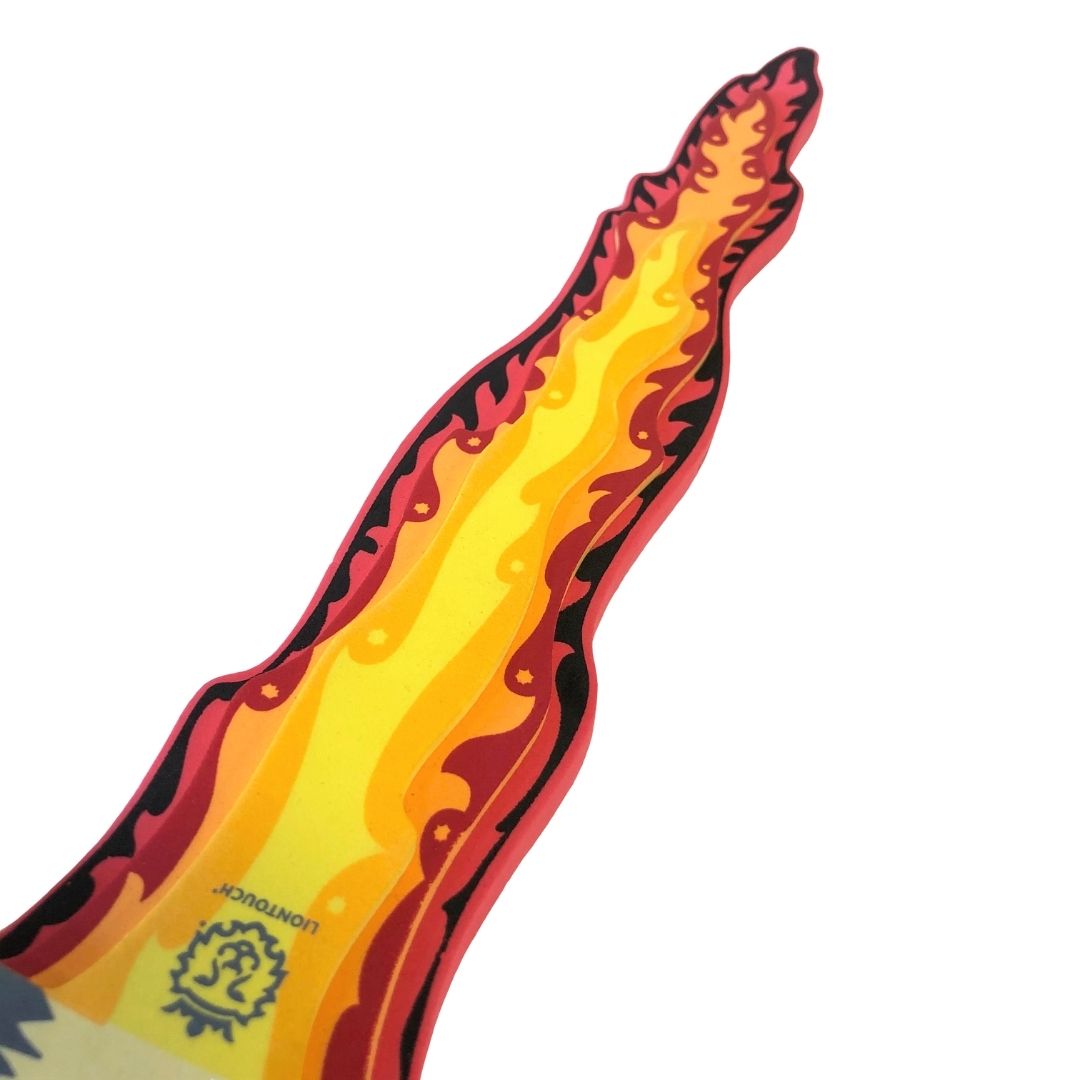 legesværd med flammer set fra spids tæt på. Skum legetøjssværd til barn fra LionTouch hos Nordic Simply