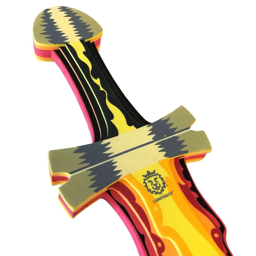 legesværd med flammer set fra håndtag tæt på. Skum legetøjssværd til barn fra LionTouch hos Nordic Simply