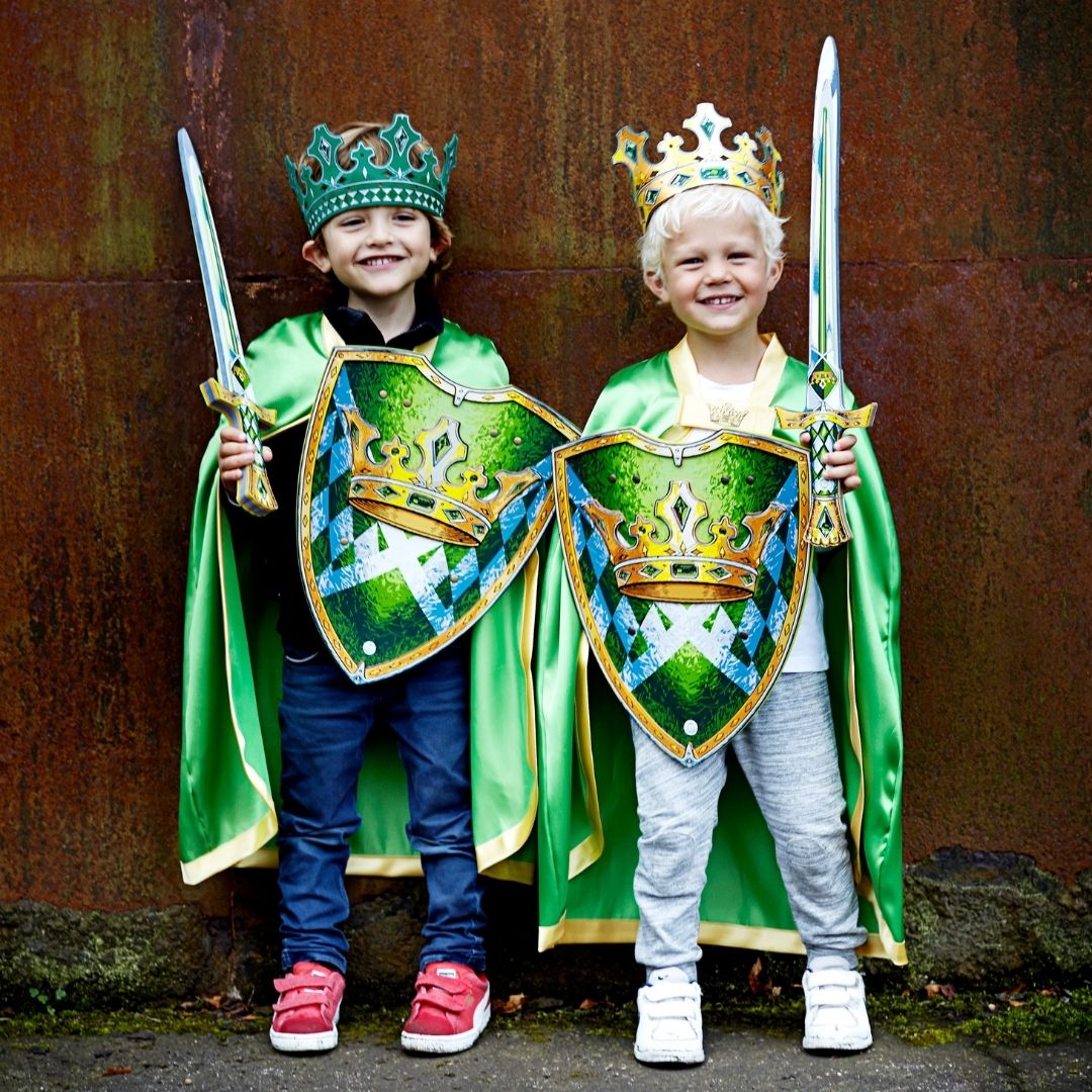 børn med kongesværd Kingmaker og grønne kapper, skjold og kroner. Skum legetøjssværd til barn fra LionTouch hos Nordic Simply 