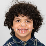 Dreng med med ansigtsmaling, lavet med 6 farveblyanter i flotte farver, teatersminke lavet til sart hud, let at bruge og få af efter legen