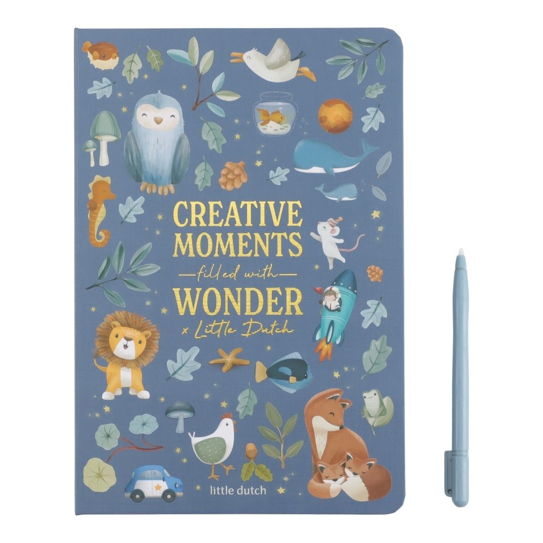 blå tegnetablet til børn, tegn igen og igen på farten, her set med pen og forside med illustrationer af dyr og natur.