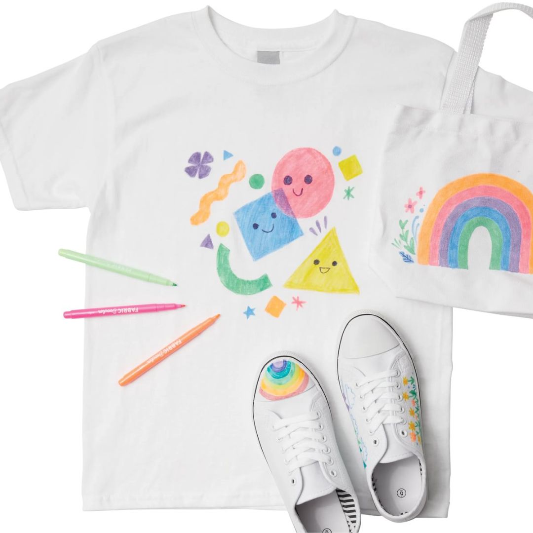 Tekstiltuscher 12 farver vist foran flot dekoreret hvid t-shirt, sneakers og mulepose.