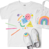 Tekstiltuscher 12 farver vist foran flot dekoreret hvid t-shirt, sneakers og mulepose.