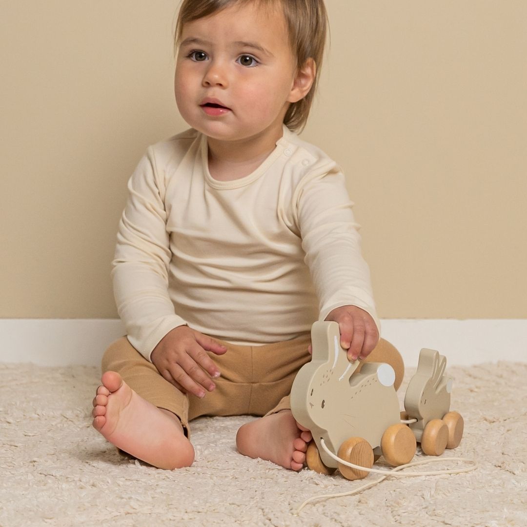 Trække-kaniner | Træ FSC: Barn leger med søde, træ kaniner fra Little Dutch, der fremmer motorik og bevægelse.