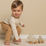 Barn leger med Trække-kaniner | Træ FSC, der trækker dem på en sjov eventyrrejse.